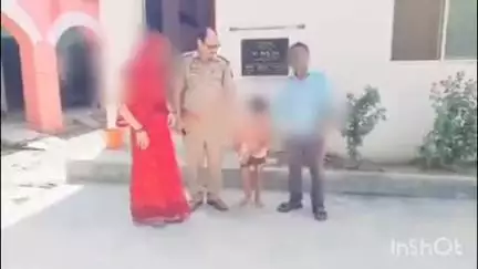सलेमपुर: नूनखार रेलवे स्टेशन पर मिली लावारिस बच्ची, पुलिस ने परिजनों तक पहुंचाया