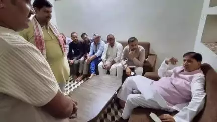 भिंड: बायपास स्थित अपने निवास पर आयोजित जनता दरबार में MLA नरेंद्र सिंह कुशवाह ने सुनी लोगों की समस्याएँ