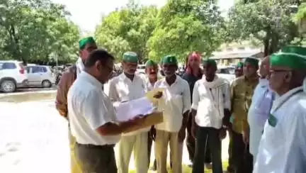 इटवा: इटवा तहसील परिसर में भाकियू ने किसान पंचायत की, तहसीलदार को सौंपा 14 सूत्रीय ज्ञापन