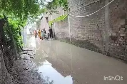 देवास नगर: किशनपुर में जलभराव और कीचड़ से ग्रामीण परेशान, स्वच्छ भारत अभियान की खुली पोल