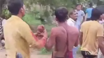 दातागंज: म्याऊं में छेड़छाड़ के आरोपी को पकड़कर स्थानीय लोगों ने जमकर पीटा, वीडियो हुआ वायरल