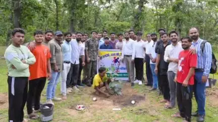 कोंडागांव: एक पेड़ मां के नाम अभियान के तहत बलारी नाला शिव मंदिर परिसर में पौधारोपण कार्यक्रम संपन्न, कार्यक्रम में SP भी हुए शामिल
