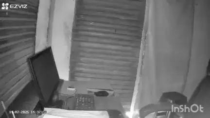 नजीबाबाद: मोहल्ला रम्पुरा में शटर उठाकर ऑनलाइन दुकान में की गई चोरी, CCTV कैमरे में कैद हुआ चोर