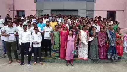 ભરૂચ: જાગેશ્વરના ખેડૂતોએ નોકરી અને બાકી પગાર મુદ્દે કલેક્ટર કચેરીએ આવેદનપત્ર પાઠવી પ્રશ્નના નિરાકરણની માંગ કરી હતી