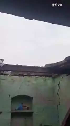 खेरागढ़: काग्रोल में बारिश के कारण मकान की छत गिरी, मकान स्वामी घायल, वीडियो हुआ वायरल