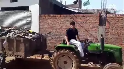 नईसराय: स्वच्छता अभियान के तहत कस्बे की सफाई की गई, सफाई कर्मचारियों के साथ सरपंच प्रतिनिधि ने भी चलाया फावड़ा