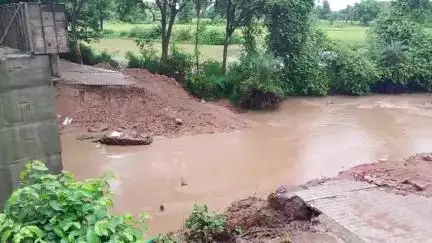 तालबेहट: रेलवे स्टेशन को जोड़ने वाले मार्ग पर बना अस्थाई पुल टूटा, यात्री निर्माणाधीन पुल से जान जोखिम में डालकर पार कर रहे हैं
