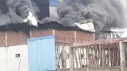 जसवंतनगर: जारी खेडा मार्ग पर स्थित आटा मिल में भीषण आग, लाखों रुपये कीमत का सामान जलकर हुआ राख