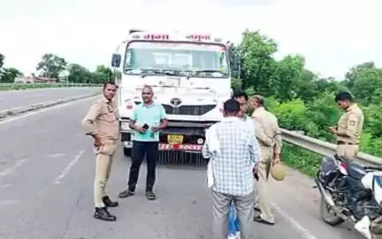 खेरागढ़: खारी नदी पुल पर SDM ने दो डंफर को पकड़ा