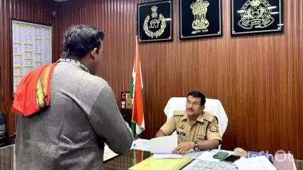 कन्नौज: पुलिस अधीक्षक ने पुलिस कार्यालय में जनता दर्शन में आए फरियादियों की समस्याएं और शिकायतें सुनीं