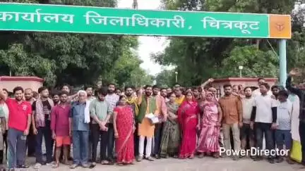 कर्वी: बाढ़ पीड़ित व्यापारियों ने आर्थिक सहायता की मांग करते हुए जनउद्योग व्यापार संगठन के नेतृत्व में डीएम को सौंपा ज्ञापन