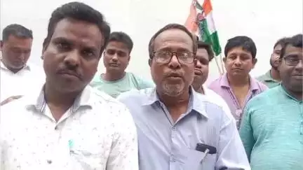 গাজোল: শাহজাদপুর অঞ্চলের পলাশ ডাঙ্গা ১১৮ নং বুথের গ্রাম পঞ্চায়েতের BJP প্রার্থী TMC এ  পতাকা ধরে যোগদান করলেন
