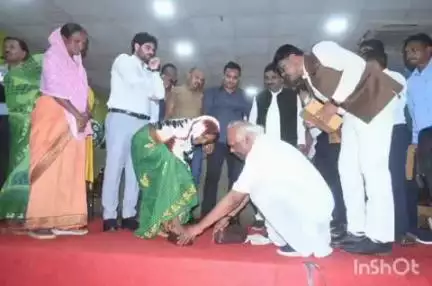 बलरामपुर: ऑडिटोरियम बलरामपुर में तेंदूपत्ता संग्राहक महिलाओं को चरण पादुका का वितरण, सांसद चिंतामणि महाराज रहे मौज़ूद