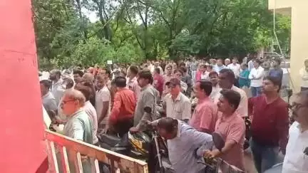 टीकमगढ़: शिक्षकों ने 16 सूत्रीय मांगों को लेकर मुख्यमंत्री के नाम कलेक्ट्रेट कार्यालय में सौंपा ज्ञापन