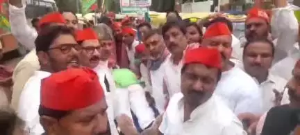 गोरखपुर: उ.प्र. में माध्यमिक स्कूलों को बंद करने और स्मार्ट मीटर के विरोध में सपा कार्यकर्ताओं ने जिलाधिकारी को सौंपा ज्ञापन
