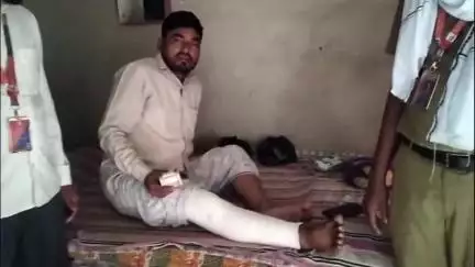 जमुआ: ऑल राइट ड्राइवर मजदूर महासंघ की टीम ने कदमपुरा पहुंचकर घायल ड्राइवर को दी आर्थिक मदद
