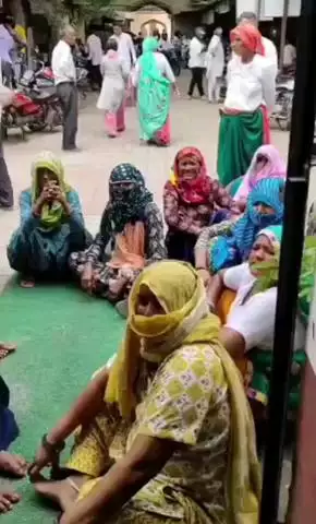 बहरोड़: बहरोड के जलालपुर में दबंगों ने गोचर भूमि पर विद्युत पोल नहीं लगाने दिया, महिलाओं ने एडीएम कार्यालय में किया विरोध