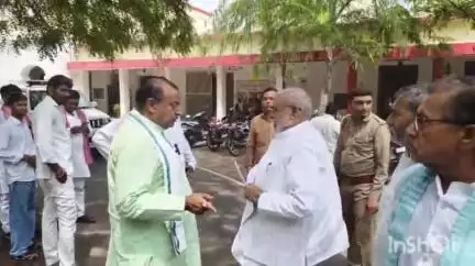 उरई: उरई में किसान यूनियन ने मूंग दाल खरीद में हो रही समस्याओं पर उठाए सवाल, जिला प्रशासन को सौंपा ज्ञापन