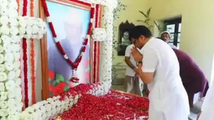मनकापुर: आबकारी मंत्री नितिन अग्रवाल ने मनकापुर कोर्ट पहुंचकर स्वर्गीय आनंदप्रताप सिंह के चित्र पर पुष्प अर्पित कर श्रद्धांजलि दी
