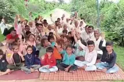 देवास नगर: देवास जिले के कांजीपुरा से बिलोदा मार्ग पर रोड निर्माण कार्य न होने से परेशान ग्रामीणों ने दिया धरना