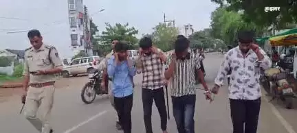 खंडवा नगर: माता चौक क्षेत्र से आरोपियों को पैदल लेकर पहुंची पुलिस, मारपीट और वसूली का आरोप