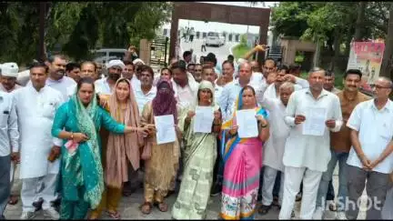 बागपत: राशन डीलरों ने जिला मुख्यालय पर प्रदर्शन कर कमीशन बढ़ाने की की मांग