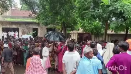 मितौली: औरंगाबाद समिति पर बरसात में खाद के लिए लाइन में लगे पुरुष किसानों के साथ महिलाएं भी आईं नजर