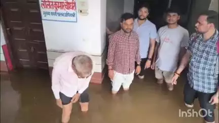 सबलगढ़: जनपद पंचायत में बारिश से जलभराव की समस्या, कर्मचारियों ने वीडियो किया वायरल