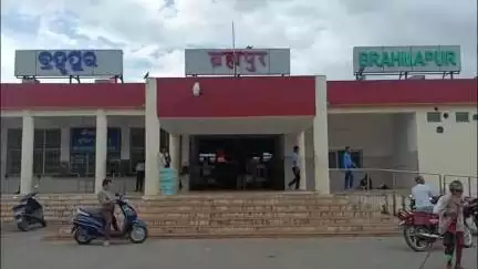 ଦିଗପହଣ୍ଡି: ଦିଗପହଣ୍ଡି ଲକ୍ଷ୍ମୀନାରାୟଣପୁର ଗାଁର ବାପା-ମା ଅ।ତ୍ମହତ୍ୟା ଘଟଣାକୁ ବିତିଲା ଗୋଟିଏ ଦିନ କାରଣ ଏବେ ଅସ୍ଵଷ୍ଟ ।