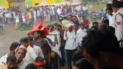 सागर: मकरोनिया खाद वितरण केंद्र पर बारिश में खाद के लिए किसानों की कतारें, पुलिस सुरक्षा में टोकन बांटे गए