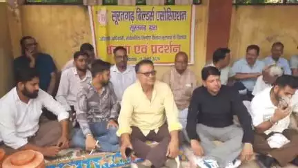 सूरतगढ़: PWD कार्यालय के आगे ठेकेदारों ने धरना-प्रदर्शन किया, 16 सूत्रीय मांगों का ज्ञापन मुख्यमंत्री के नाम प्रशासन को सौंपा