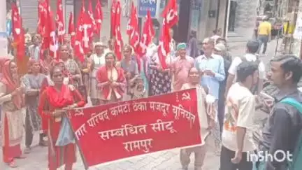 रामपुर: नगर परिषद ठेका मजदूर यूनियन का विरोध प्रदर्शन दूसरे दिन भी जारी, वेतन की मांग कर रहे हैं