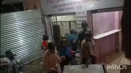 एटा: रेलवे पुल जीटी रोड के पास ठेका देशी शराब पर महिलाओं का हाई वोल्टेज ड्रामा, गाली-गलौज करते का वीडियो आया सामने