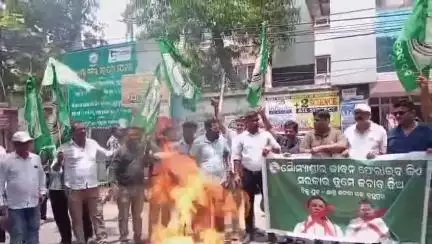 ଛତ୍ରପୁର: ଏଫ୍ ଏମ୍ କଲେଜ ଛାତ୍ରୀଙ୍କ ଆତ୍ମହତ୍ୟା ଘଟଣା, ଶଶୀଭୁଷଣ ରଥ ମହିଳା ମହାବିଦ୍ୟାଳୟ ସାମ୍ନାରେ ବିଜୁ ଯୁବ ଓ ଛାତ୍ର ଜନତା ଦଳର ପ୍ରତିବାଦ