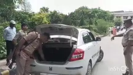 कासगंज: कासगंज के न्यायालय में पुलिस ने चलाया चेकिंग अभियान, न्यायालय में आने-जाने वाले लोगों और वाहनों की ली गई तलाशी