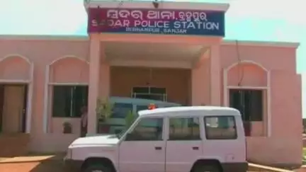 ଦିଗପହଣ୍ଡି: କୁକୁଡାଖଣ୍ଡି ସଦର ପୋଲିସ ଦ୍ଵାରା କଥାକଥିତ ସମାଜସେବୀ ଶୁଭଳକ୍ଷ୍ମୀ ରାଉତ ଗିରଫ ଘଟଣାରେ ଅ।ହୁରି ତଦନ୍ତ ବଢିଲା ।