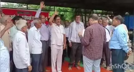 रॉबर्ट्सगंज: सेवानिवृत कर्मचारी एवं पेंशनर्स संगठन ने लोढ़ी कलेक्ट्रेट में धरना दिया, सौंपा पत्र