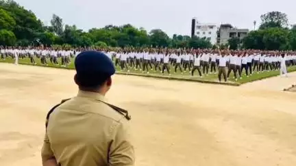 जौनपुर: पुलिस लाइन में जवानों ने शारीरिक और मानसिक फिटनेस के लिए लगाई दौड़, परेड ग्राउंड में अपर पुलिस अधीक्षक नगर ने ली सलामी