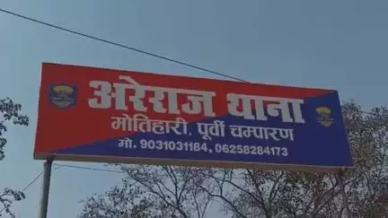 अरेराज: अरेराज पुलिस ने मुख्य चौक पर खड़ी बाइक की डिक्की से पैसा चुराकर भाग रहे 2 युवकों और एक किशोर को पकड़ा