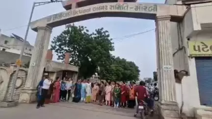મોરબી: મોરબી માર્કેટ યાર્ડના ગેટ ઉપર સ્થાનિક મહિલાઓનું થોડી વાર માટે ચક્કાજામ #jansamasya