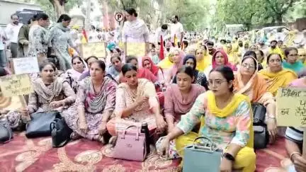 ਬਠਿੰਡਾ: ਡੀਸੀ ਦਫਤਰ ਨਜ਼ਦੀਕ ਅਧਿਆਪਕਾ ਅਤੇ ਕਿਸਾਨਾਂ ਨੇ ਦਿੱਤਾ ਧਰਨਾ