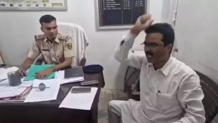 सिवान: बड़हरिया विधायक बच्चा पांडेय ने पचरुखी थाने में घुसकर थाना अध्यक्ष को लगाई फटकार #viral