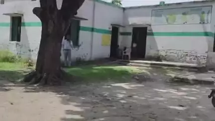 पडरौना: मटिहनिया बुजुर्ग आंगनबाड़ी केंद्र पर लापरवाही: कार्यकर्त्री गायब, शिक्षामित्र के भरोसे चल रहा केंद्र, वीडियो हुआ वायरल
