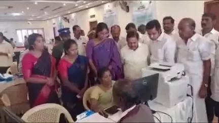 குன்னூர்: குன்னூரில் அனைத்து அரசு துறை அதிகாரிகள் கலந்து கொண்ட  உங்களுடன் ஸ்டாலின் திட்டத்தில்  பல்வேறு மனுக்களை பொதுமக்கள் வழங்கினர்