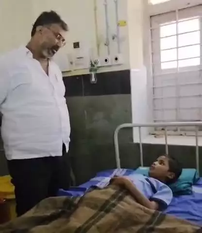 ಸವದತ್ತಿ: ಹೂಲಿಕಟ್ಟಿ ಗ್ರಾಮದಲ್ಲಿ ಕುಡಿಯುವ ನೀರಿನಲ್ಲಿ ಕಲುಷಿತ ಮಿಶ್ರಣ 12 ಮಕ್ಕಳು ಅಸ್ವಸ್ಥ ಹಿನ್ನೆಲೆ ಆಸ್ಪತ್ರೆಗೆ ಶಾಸಕ ವಿಶ್ವಾಸ ವೈದ್ಯ ಭೇಟಿ