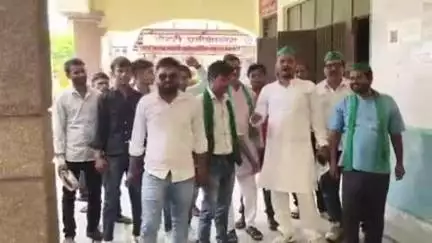 सासनी: भारतीय किसान यूनियन टिकैत के कार्यकर्ताओं ने विभिन्न समस्याओं को लेकर तहसील सासनी पहुंचकर उपजिलाधिकारी को ज्ञापन दिया