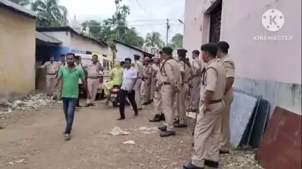 কৈলাশহর: কৈলাসহর হকার্স কর্নারে বিশিষ্ট ঠিকাদার আব্দুল মান্নানের বাড়িতে হামলা চালায় দেড় শতাধিক লোক