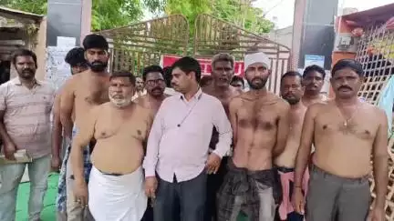 గిద్దలూరు: గిద్దలూరు నగర పంచాయతీ కార్యాలయం వద్ద డిమాండ్లు నెరవేర్చాలని అర్థనగ్న ప్రదర్శనతో నిరసన తెలిపిన మున్సిపల్ కార్మికులు