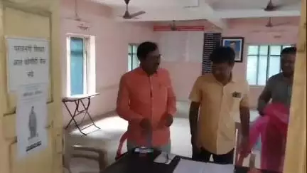 यावल: यावल बाजार समितीच्या वतीने ना नफा ना तोटा या तत्त्वावर रेनकोट उपलब्ध, शेतकऱ्यांना शंभर रुपयात दिला जात आहे रेनकोट