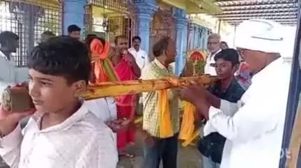 భూపాలపల్లి: వర్షాలు సమృద్ధిగా కురవాలంటూ కప్పతల్లి ఆట ఆడిన ఘనపురం గ్రామ రైతులు
